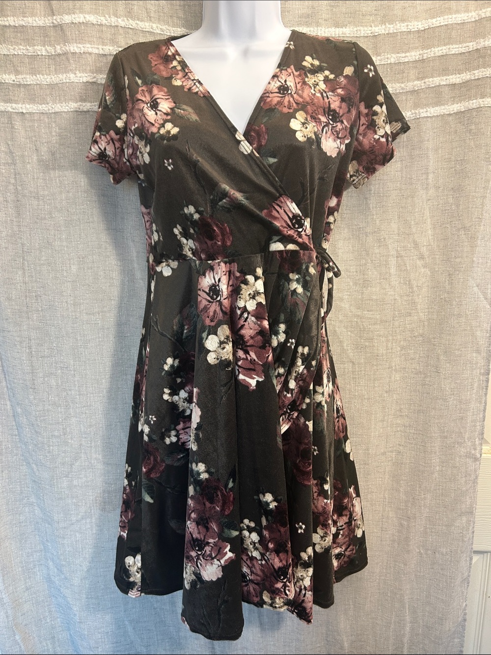Floral Faux Wrap Short Sleeve Dress Velour in Greyish Brown